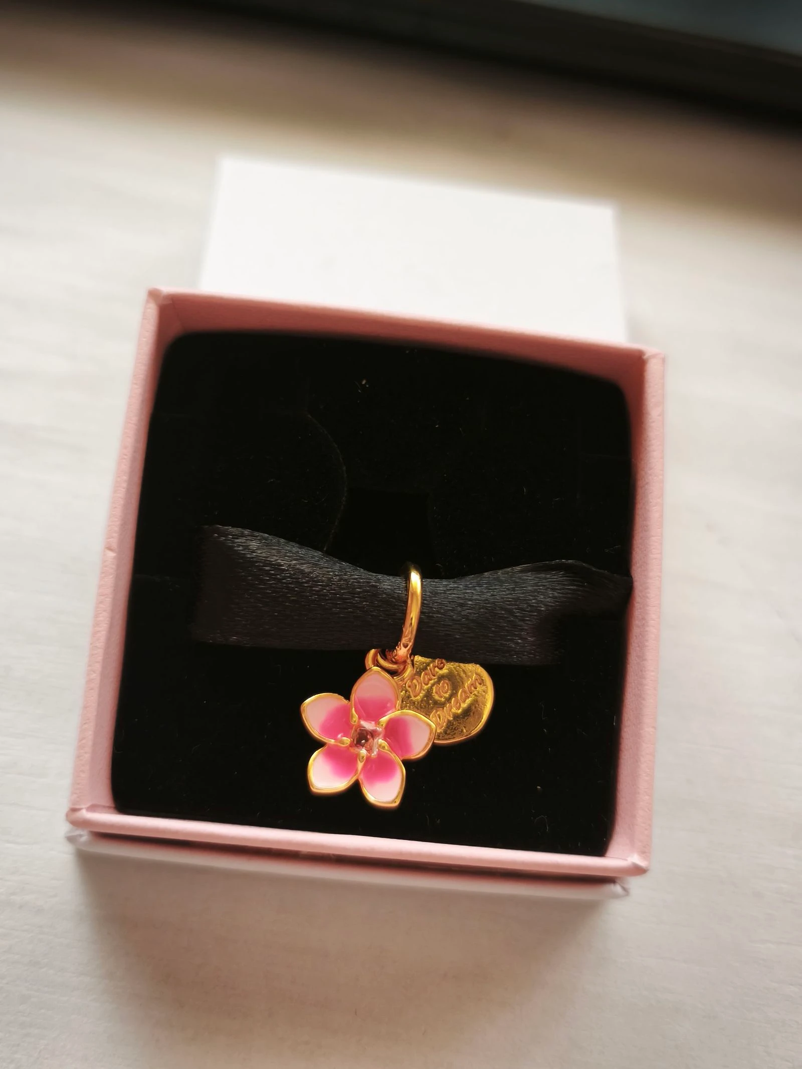 Charm flor Vaiana rosa e dourado – photo 2
